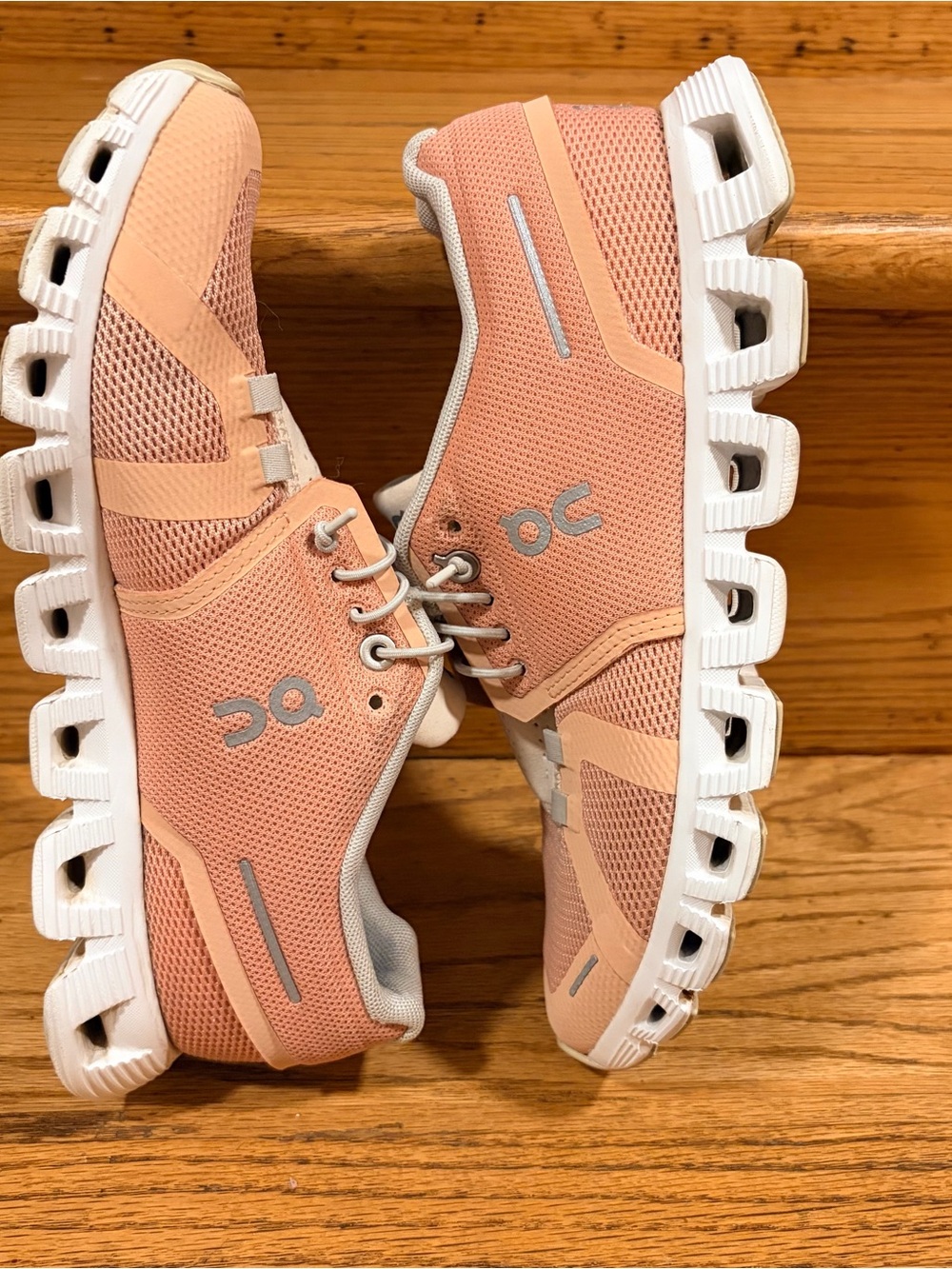 On Running Cloud Womens Running Shoes — Peach/White size 6.5